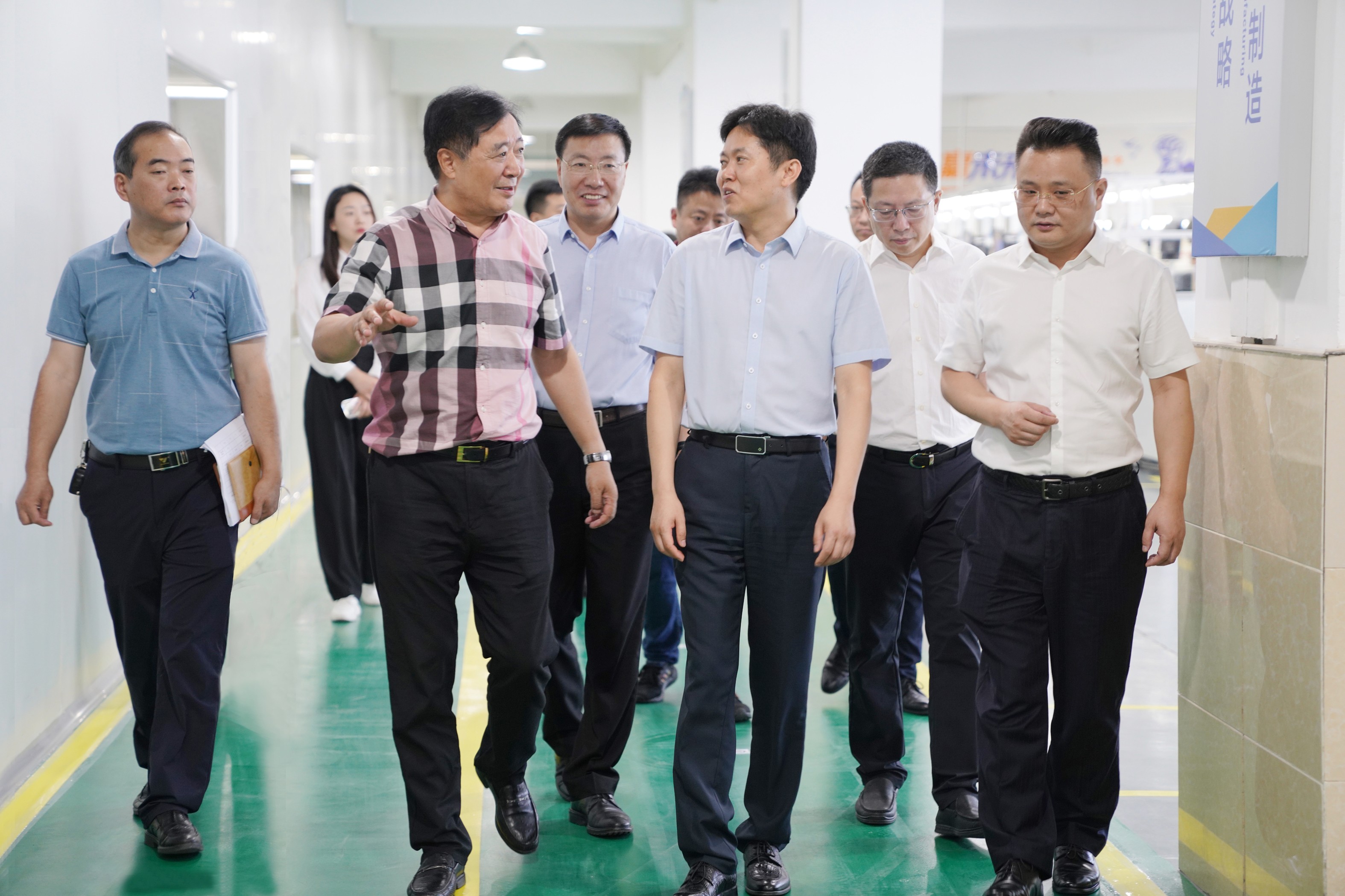 天長市委副書記、市長杜永冰蒞臨安徽天康集團調研指導工作(1)