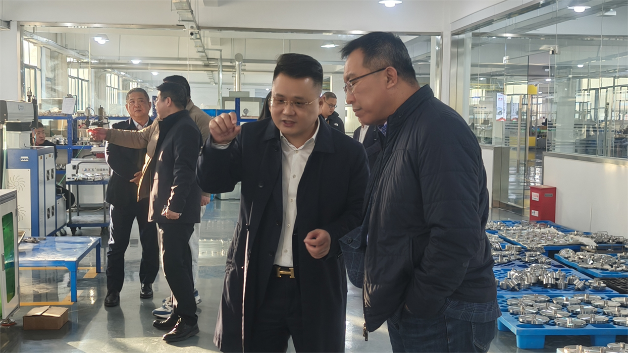 毛總向儀表協(xié)會介紹產(chǎn)品 毛總向儀表協(xié)會介紹產(chǎn)品